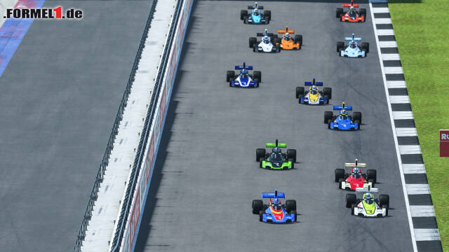 Foto zur News: im ersten Rennen bringt Alonso seine Pole vor Button souverän ins Ziel.