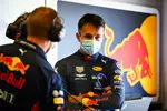 Foto zur News: Alexander Albon und Renningenieur Mike Lugg (Red Bull)