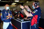 Foto zur News: Alexander Albon und Jonathan Wheatley (Red Bull)