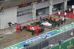 Foto zur News: Charles Leclerc (Ferrari), Kevin Magnussen (Haas) und Carlos Sainz (McLaren)