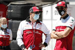 Foto zur News: Kimi Räikkönen (Alfa Romeo) und Antonio Giovinazzi (Alfa Romeo)