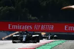 Foto zur News: Valtteri Bottas (Mercedes) und Lewis Hamilton (Mercedes)