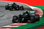 Foto zur News: Valtteri Bottas (Mercedes) und Lewis Hamilton (Mercedes)