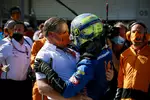 Foto zur News: Lando Norris (McLaren) und Zak Brown