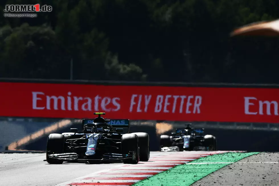 Foto zur News: Valtteri Bottas (Mercedes) und Lewis Hamilton (Mercedes)