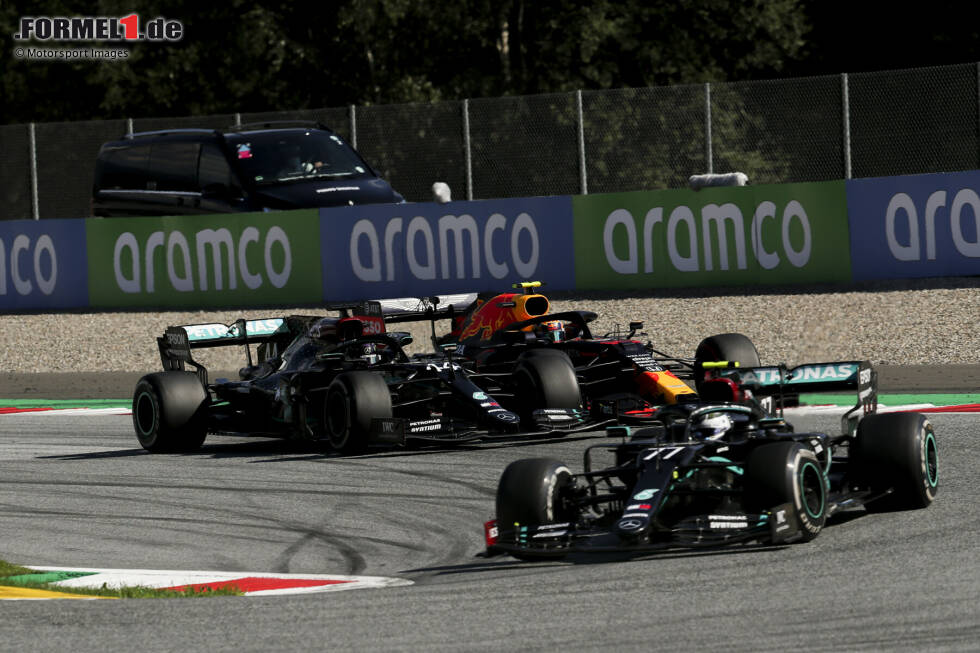 Foto zur News: Valtteri Bottas (Mercedes), Lewis Hamilton (Mercedes) und Alexander Albon (Red Bull)