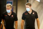 Foto zur News: Kevin Magnussen (Haas) und Romain Grosjean (Haas)