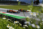 Foto zur News: Max Verstappen (Red Bull) und Carlos Sainz (McLaren)
