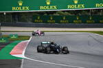 Foto zur News: Valtteri Bottas (Mercedes) und Sergio Perez (Racing Point)