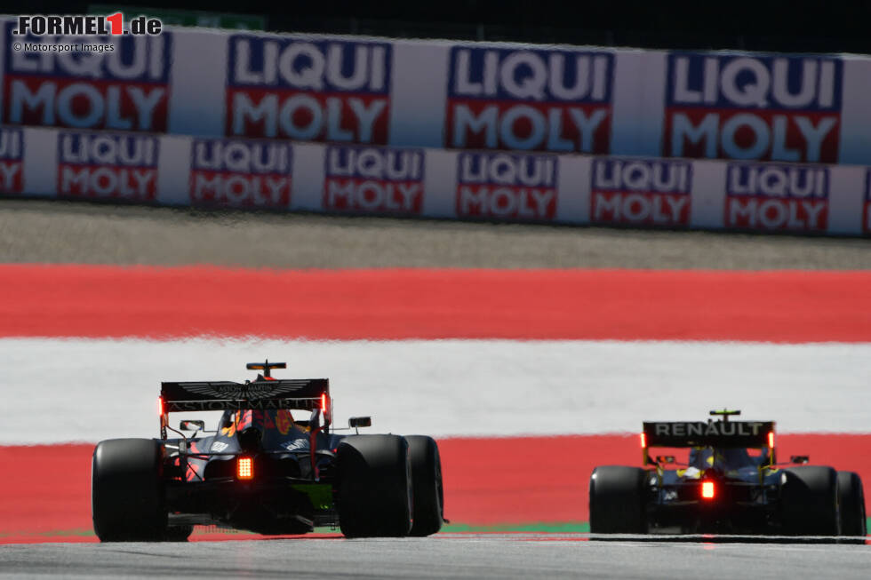 Foto zur News: Esteban Ocon (Renault) und Max Verstappen (Red Bull)