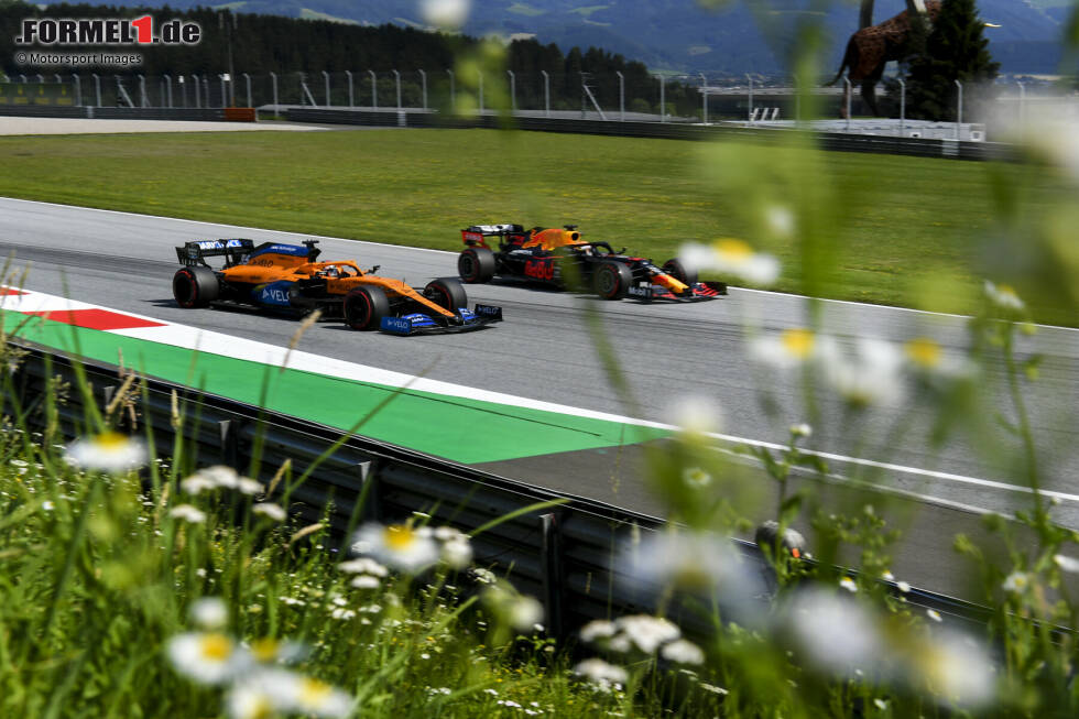 Foto zur News: Max Verstappen (Red Bull) und Carlos Sainz (McLaren)