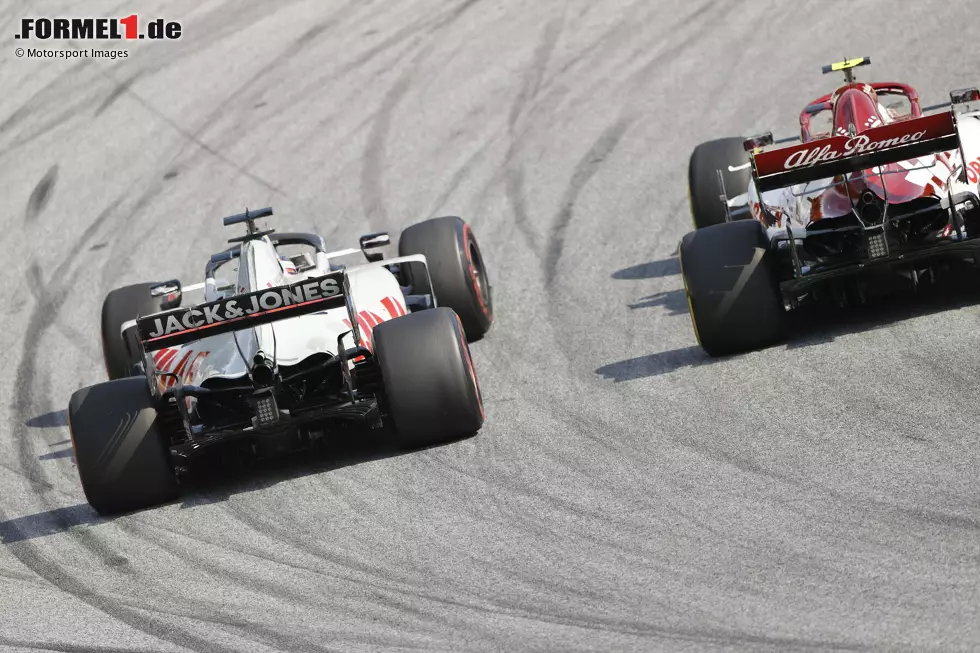 Foto zur News: Antonio Giovinazzi (Alfa Romeo) und Romain Grosjean (Haas)