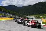 Foto zur News: Antonio Giovinazzi (Alfa Romeo), Kimi Räikkönen (Alfa Romeo) und Sergio Perez (Racing Point)