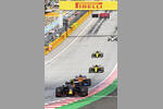 Foto zur News: Alexander Albon (Red Bull) und Carlos Sainz (McLaren)
