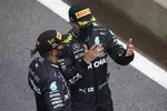 Foto zur News: Valtteri Bottas (Mercedes) und Lewis Hamilton (Mercedes)