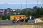 Foto zur News: Carlos Sainz (McLaren) und Nicholas Latifi (Williams)