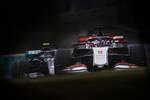Foto zur News: Romain Grosjean (Haas) und Valtteri Bottas (Mercedes)