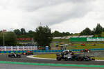 Foto zur News: Lewis Hamilton (Mercedes), Valtteri Bottas (Mercedes) und Alexander Albon (Red Bull)