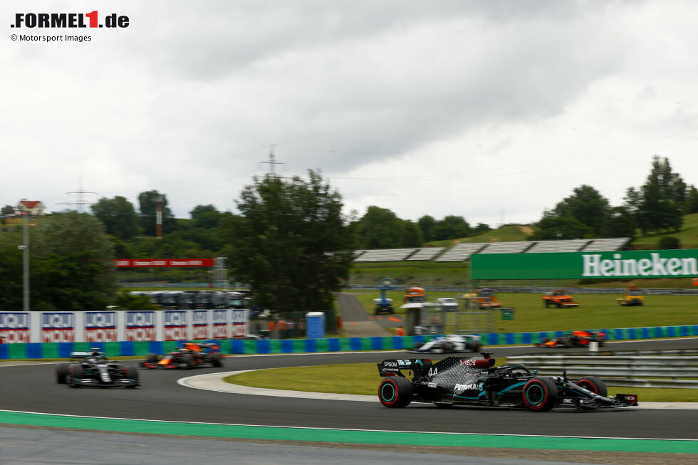 Foto zur News: Lewis Hamilton (Mercedes), Valtteri Bottas (Mercedes) und Alexander Albon (Red Bull)
