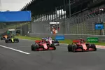 Foto zur News: Charles Leclerc (Ferrari), Sebastian Vettel (Ferrari) und Sergio Perez (Racing Point)