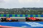 Foto zur News: Charles Leclerc (Ferrari) und Carlos Sainz (McLaren)