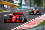 Foto zur News: Charles Leclerc (Ferrari) und Carlos Sainz (McLaren)