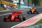 Foto zur News: Charles Leclerc (Ferrari) und Carlos Sainz (McLaren)