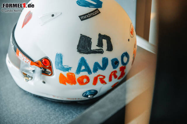 Foto zur News: Es zeigt das Logo und den Namen von Lando Norris, außerdem die üblichen Sponsorenlogos