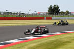 Foto zur News: Kevin Magnussen (Haas) und Daniel Ricciardo (Renault)