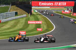 Foto zur News: Carlos Sainz (McLaren) und Romain Grosjean (Haas)
