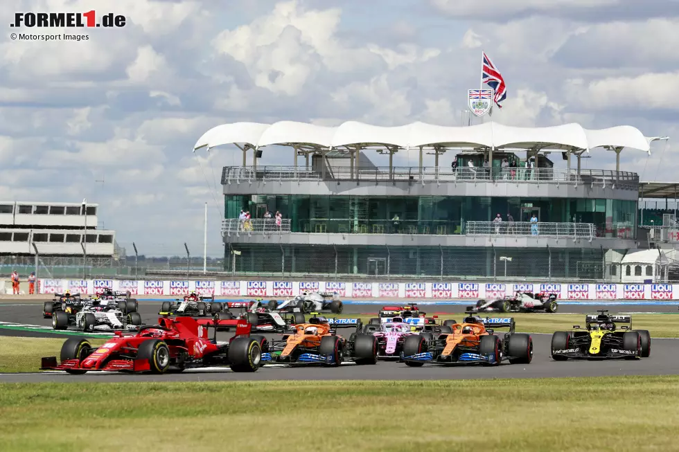 Foto zur News: Charles Leclerc (Ferrari), Lando Norris (McLaren) und Carlos Sainz (McLaren)