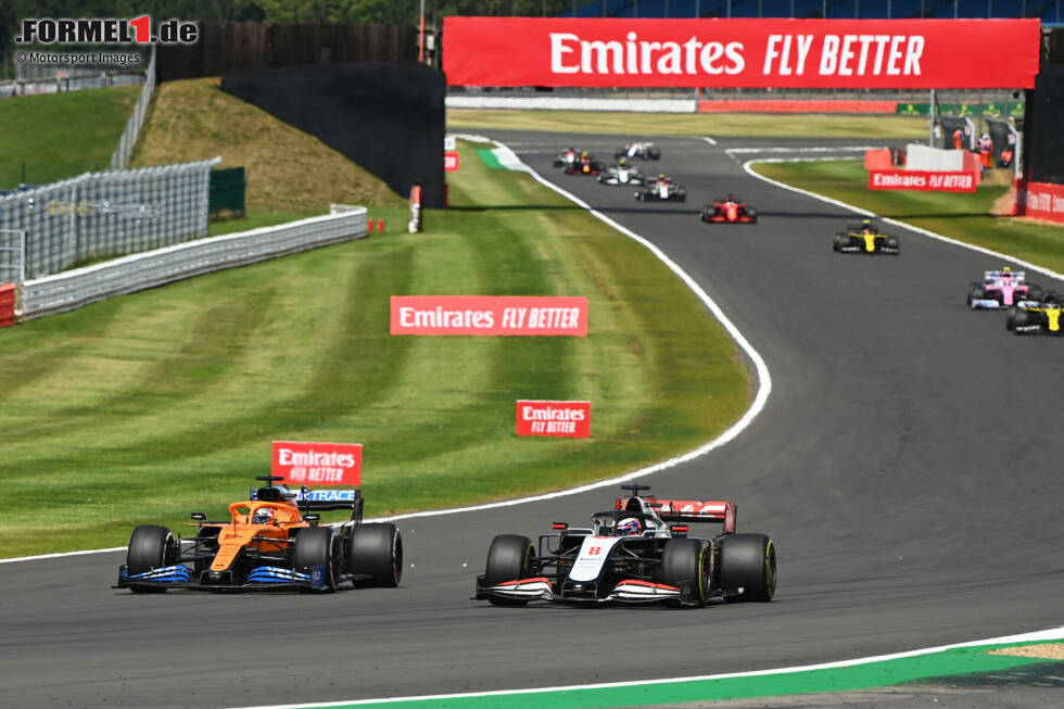 Foto zur News: Carlos Sainz (McLaren) und Romain Grosjean (Haas)
