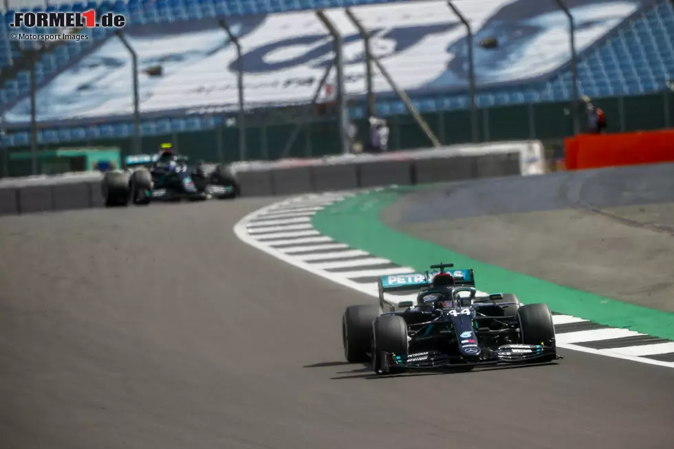 Foto zur News: Lewis Hamilton (Mercedes) und Valtteri Bottas (Mercedes)