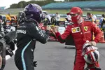 Foto zur News: Lewis Hamilton (Mercedes) und Charles Leclerc (Ferrari)