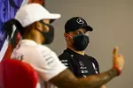 Foto zur News: Valtteri Bottas (Mercedes) und Lewis Hamilton (Mercedes)