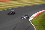 Foto zur News: Daniil Kwjat (AlphaTauri) und Lewis Hamilton (Mercedes)