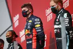 Foto zur News: Max Verstappen (Red Bull), Lewis Hamilton (Mercedes) und Valtteri Bottas (Mercedes)