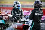 Foto zur News: Valtteri Bottas (Mercedes) und Lewis Hamilton (Mercedes)