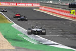 Foto zur News: Charles Leclerc (Ferrari), Lewis Hamilton (Mercedes) und Romain Grosjean (Haas)