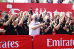 Foto zur News: Christian Horner, Helmut Marko, Adrian Newey und Max Verstappen (Red Bull)