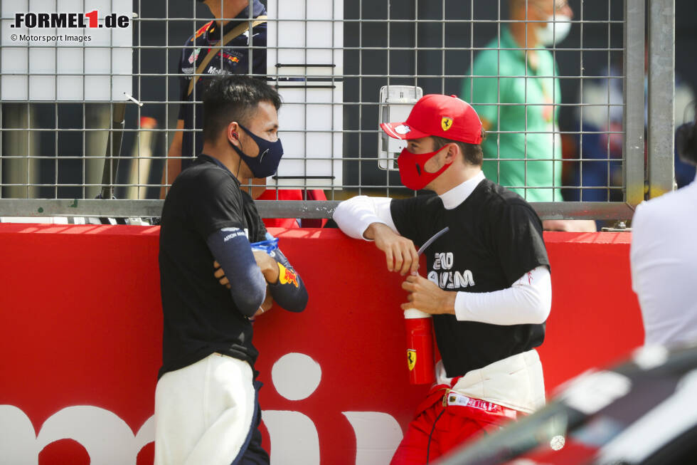 Foto zur News: Alexander Albon (Red Bull) und Charles Leclerc (Ferrari)