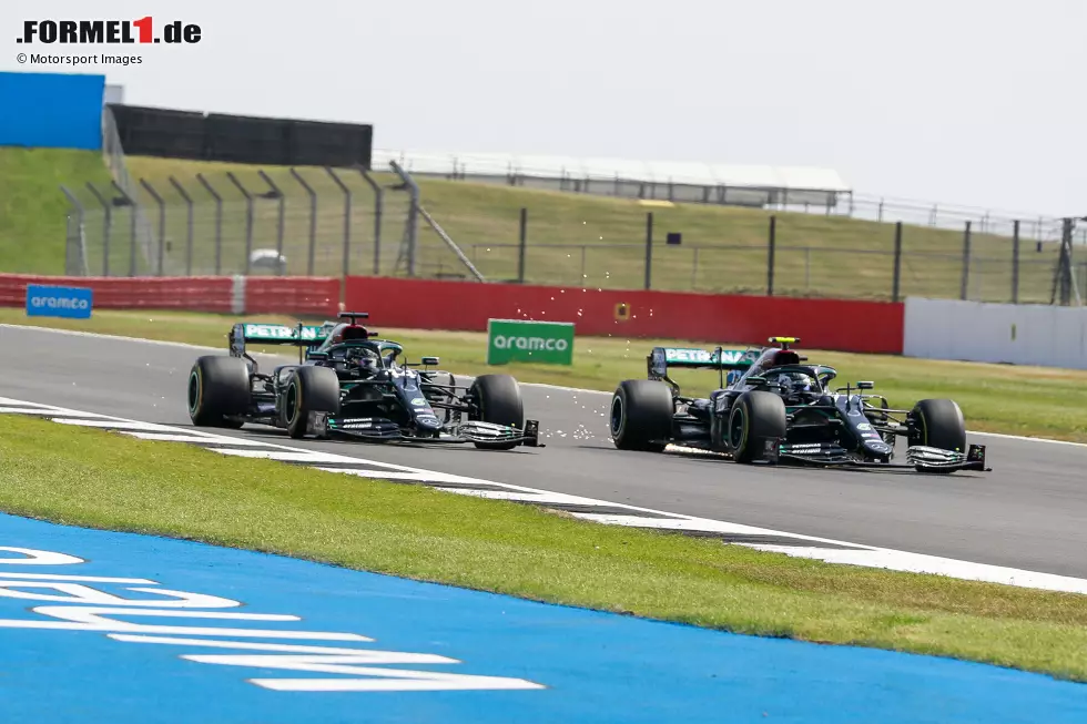 Foto zur News: Valtteri Bottas (Mercedes) und Lewis Hamilton (Mercedes)