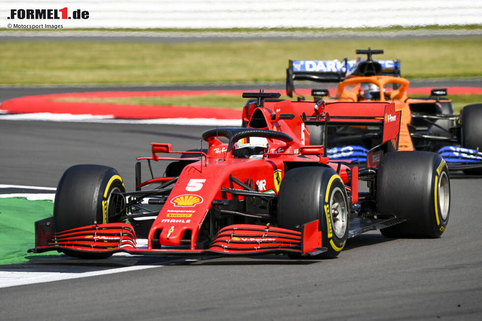 Foto zur News: Sebastian Vettel (Ferrari) und Carlos Sainz (McLaren)