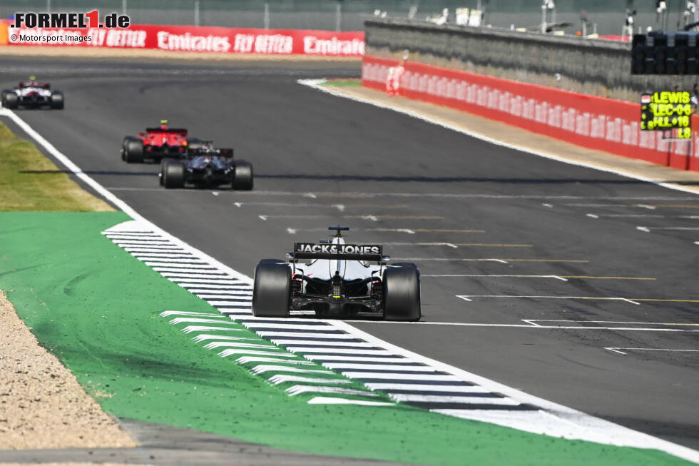 Foto zur News: Charles Leclerc (Ferrari), Lewis Hamilton (Mercedes) und Romain Grosjean (Haas)