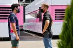 Foto zur News: Sergio Perez und Kevin Magnussen (Haas)