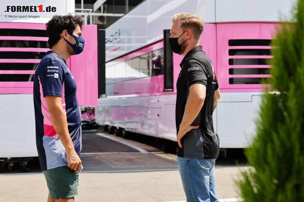 Foto zur News: Sergio Perez und Kevin Magnussen (Haas)