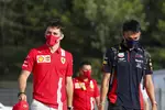 Foto zur News: Charles Leclerc (Ferrari) und Alexander Albon (Red Bull)