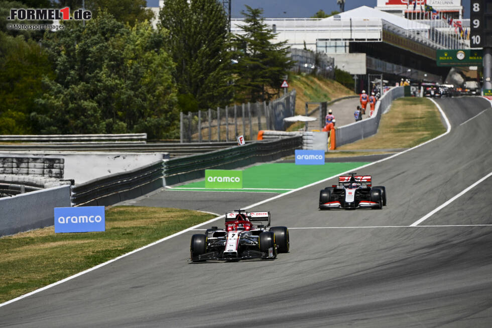 Foto zur News: Kimi Räikkönen (Alfa Romeo) und Romain Grosjean (Haas)