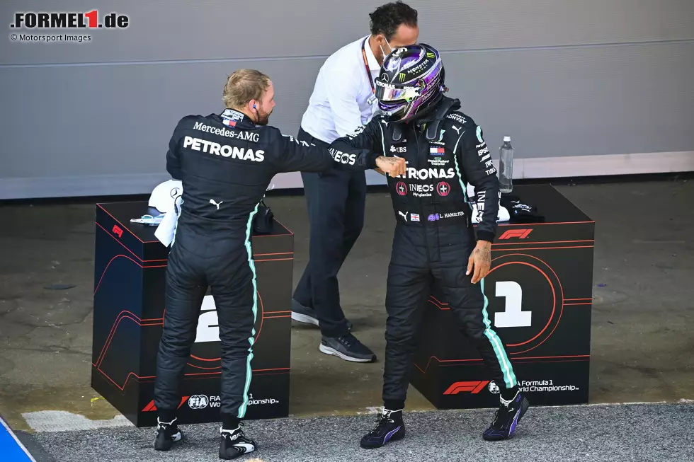 Foto zur News: Valtteri Bottas (Mercedes) und Lewis Hamilton (Mercedes)