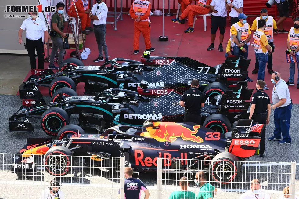 Foto zur News: Max Verstappen (Red Bull), Lewis Hamilton (Mercedes) und Valtteri Bottas (Mercedes)